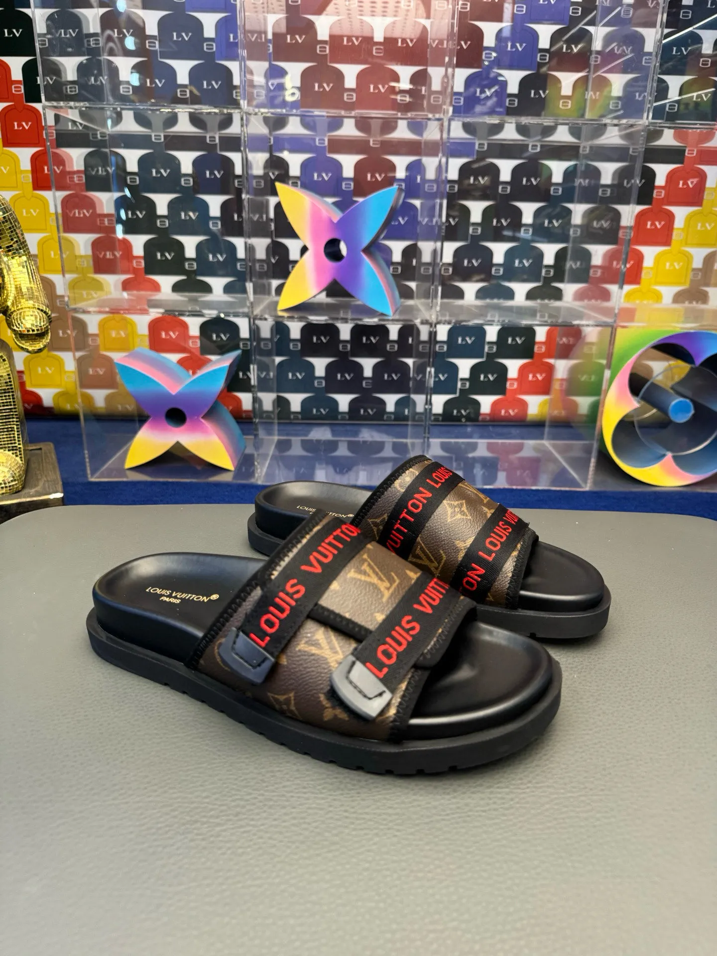 [L Home] P: 340💰Size: 38-45 Top purchasing lv men's summer slippers, classic presbyopia with soft real leather lining, unique color splicing effect, distinctive personality, fashionable and trendy essential style, light and comfortable. Lightweight and tough rubber insole, micro ridged foam outsole, super comfortable!